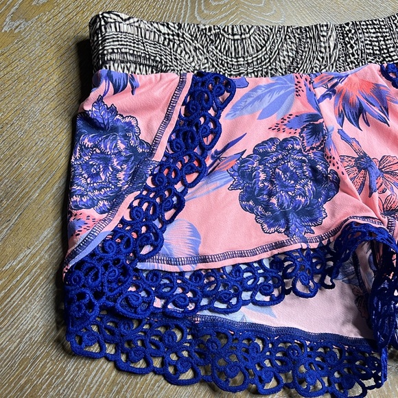 MAAJI Beach Cover-Up Short M - Picture 4 of 9